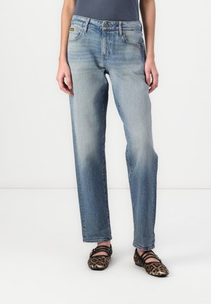 Jean en denim bleu clair avec une coupe droite, texture légèrement délavée, style à cinq poches traditionnel et fermeture à bouton.