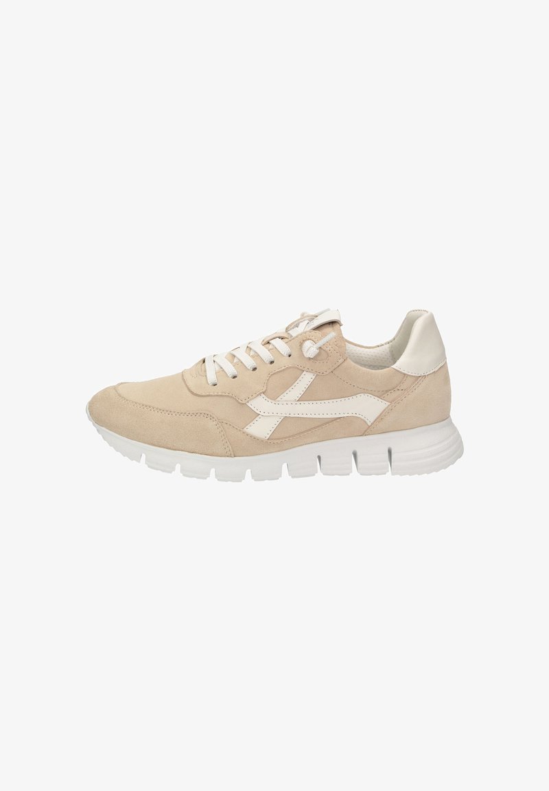 Baskets basses en daim beige et cuir blanc avec lacets blancs et semelle en caoutchouc épaisse blanche, vues de profil face à gauche.