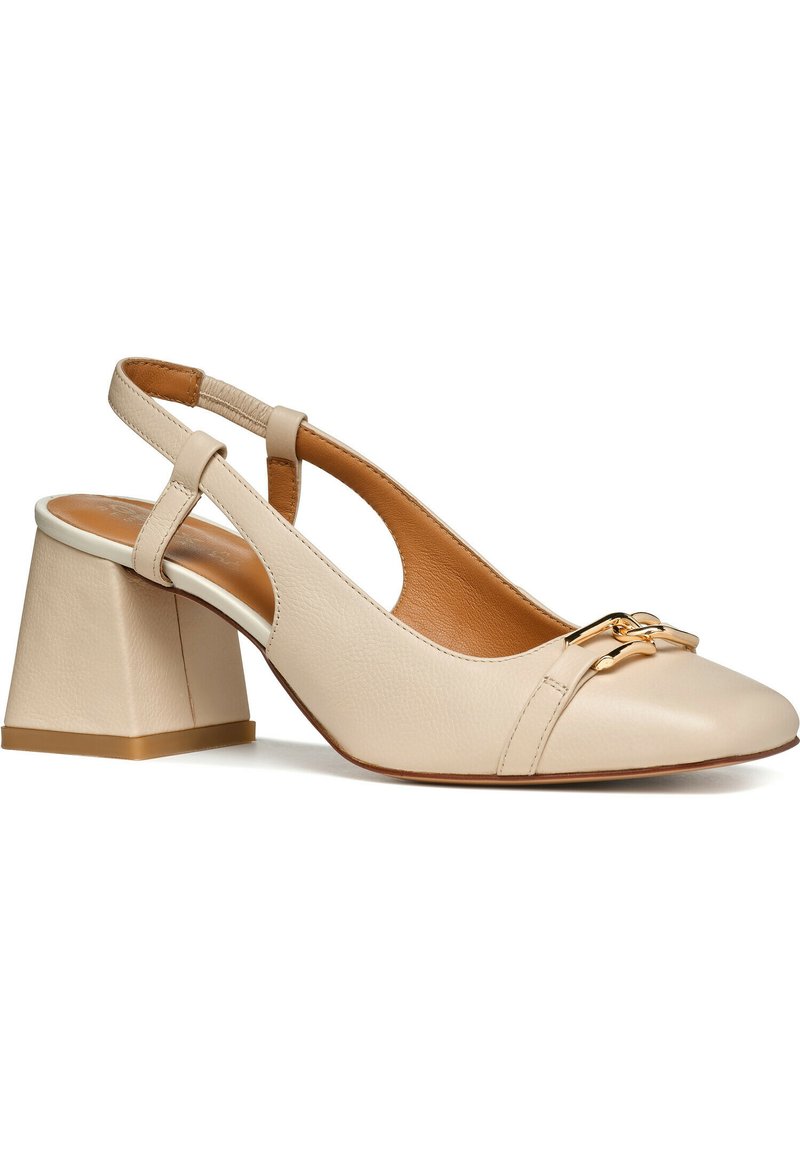 Chaussure à talon ouvert en cuir beige, avec un bout arrondi, un talon bloc, et un accent doré sur le devant. Présente une découpe sur les côtés.