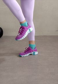 Nike Performance Træningssko - hyper violet/laser orange/glacier blue/dusty cactus