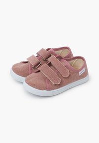 Sneakers di tela rosa con suole in gomma bianca, dotate di due cinturini in velcro, tessuto testurizzato e una piccola etichetta sul lato.