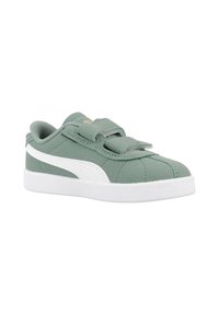 Baskets en suede vert avec une bande latérale blanche, deux bandes velcro et une semelle en caoutchouc blanche, présentées sur un fond blanc.