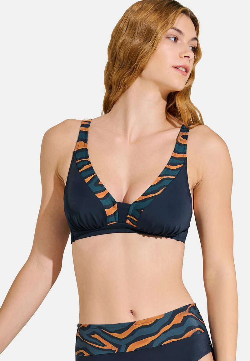 Marine bikini top met gestreepte tan en groene accenten, met een diepe V-hals en brede banden met een textuurafwerking.
