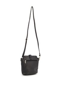 Černá kožená crossbody taška s texturovaným povrchem, nastavitelným popruhem, horním víkem a přední kapsou na zip se stříbrnými kovovými detaily.