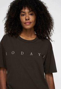 10DAYS Camiseta estampada - chocolate
