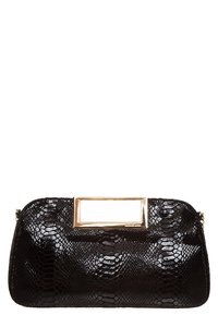 Pochette nera in pelle con stampa effetto pitone, dotata di un dettaglio rettangolare in metallo dorato sulla parte superiore. Texture liscia con silhouette strutturata.