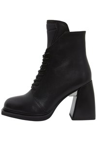 Sorte læder ankelstøvle med høj blokhæl, snørebånd fortil og geometrisk polstret tunge detalje.