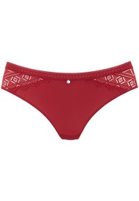 Culotte rouge en tissu lisse, ornée de dentelle avec des motifs géométriques et d'une petite perle décorative à l'avant.