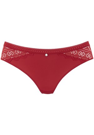 Rode slip met een gladde stof, voorzien van kantafwerking met geometrische patronen en een kleine decoratieve parel aan de voorkant.