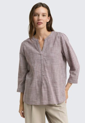 Lichtgewicht, geruit blouse in bordeauxrood en wit met een V-hals, driekwartmouwen en subtiele plooien op de schouders.