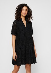 YAS - YASHOLI DRESS - Vapaa-ajan mekko - black Pienoiskuva 1