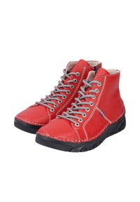 Czerwone skórzane buty wysokie z szarymi sznurówkami, białymi przeszyciami i czarną gumową podeszwą, z zamkiem błyskawicznym po boku.