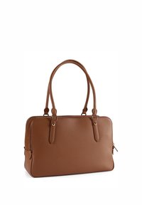 Καφέ δερμάτινη τσάντα χειρός με δύο λαβές, κλείσιμο με φερμουάρ και υφή. Διαθέτει μεταλλικά στοιχεία σε χρυσό χρώμα και δομημένο ορθογώνιο σχήμα.