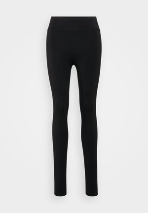 Fekete magas derekú, varrás nélküli leggings széles elasztikus derékkal, slim fit szabással és teljes hosszúságú lábszárral, világos háttér előtt bemutatva.