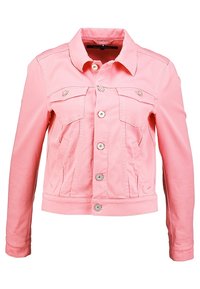 Chaqueta de mezclilla rosa que incluye un cuello, botones frontales, dos bolsillos en el pecho y bolsillos laterales, con mangas largas y un ajuste estructurado.