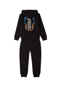 Zwarte hoodie tracksuit met een grafisch ontwerp met de tekst "JA NEE" en geometrische vormen in blauw, bruin en wit op de achterkant.