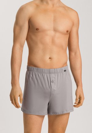 Graue Baumwoll-Boxershorts mit elastischem Bund, ausgestattet mit einem einzigen Knopfverschluss und glatter Textur. Keine sichtbaren Muster oder Akzente.