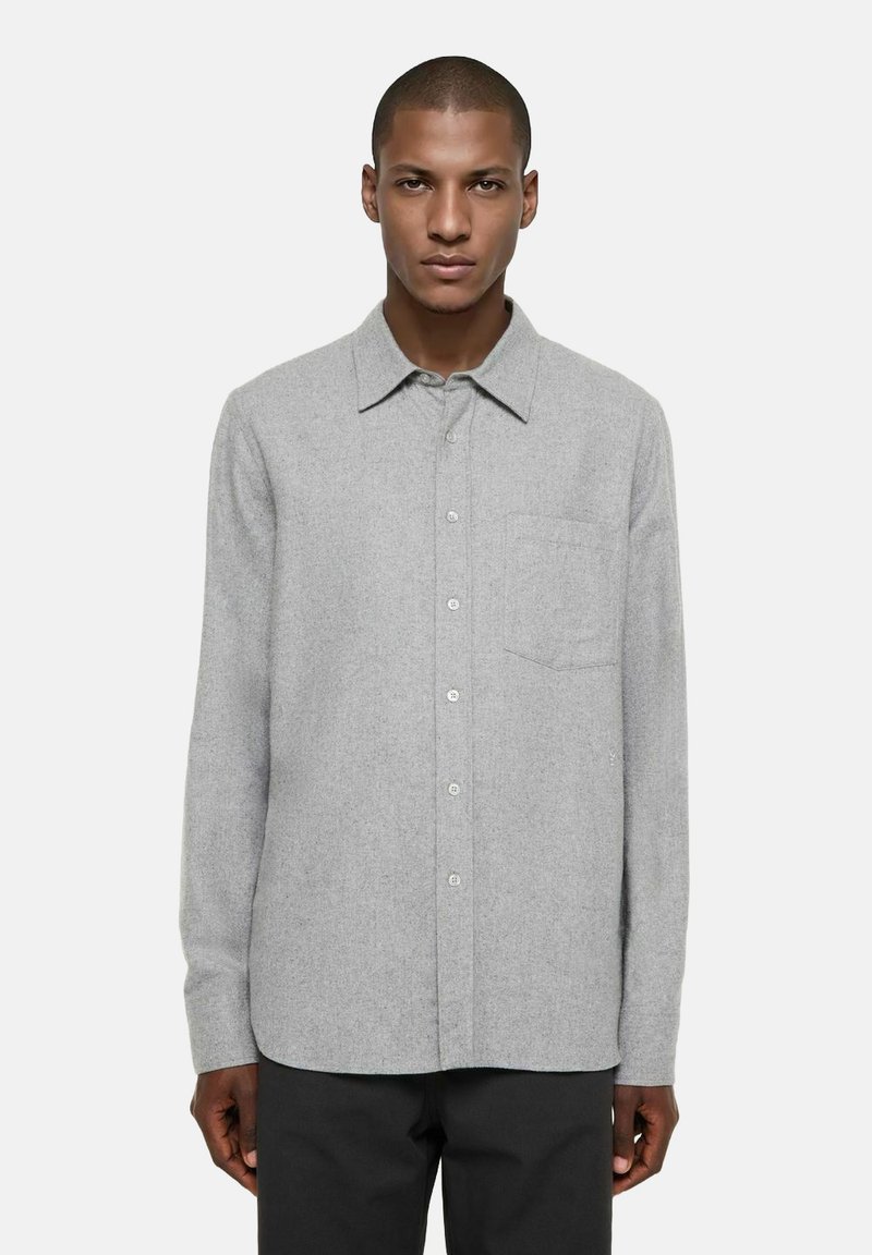 Grå flanellskjorta med knapp-down krage, långa ärmar, en bröstficka och framknäppning; texturerad tygfinish.