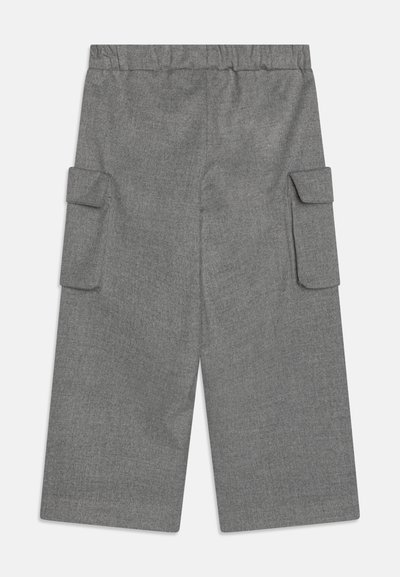 Grå vida byxor i en texturerad tygkvalitet, med ett elastiskt midjeband och två sidofickor för extra funktionalitet.