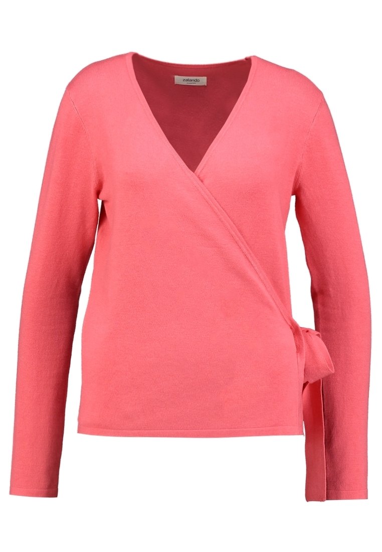 Pull cache-cœur corail rose à manches longues avec col en V et fermeture par nouage latéral, présenté sur un fond blanc uni.