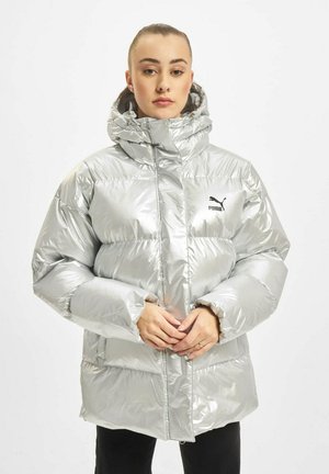 Sølv pufferjakke med høy krage, gloss finish og svart logo. Har en avslappet passform og store, isolerte paneler for varme.