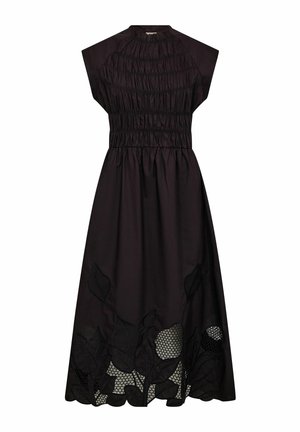 Rochie neagră fără mâneci, cu corp strâns, guler înalt și detalii din dantelă florală decupate de-a lungul tivului.