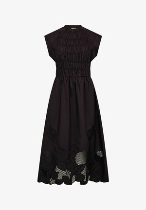 Černé šaty bez rukávů s nabíraným živůtkem, vysokým výstřihem a květinovými krajkovými výřezy podél lemu.