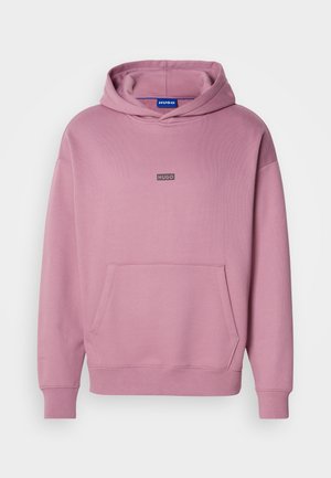 Felpa con cappuccio di colore rosa chiaro. Presenta una tasca frontale, polsini a coste e un piccolo logo al centro. Realizzata in un tessuto morbido e texturizzato.