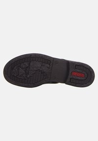 Semelle de chaussure en caoutchouc noir avec un motif de bande de roulement texturé, comportant une section centrale lisse et un logo "Hikerk" rouge près du talon.