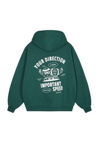 Sötétzöld kapucnis pulóver, puha anyagból, hátul grafikával, mesefigurákkal és fehér szöveggel. Bő szabású, kapucnival.