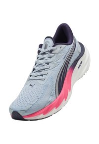 Αθλητικό παπούτσι τρεξίματος σε ανοιχτό μπλε και μοβ χρώμα, με ροζ και άσπρη σόλα, αναπνεύσιμο επάνω μέρος από δίχτυ και κλείσιμο με κορδόνια, πλάγια δεξιά όψη.