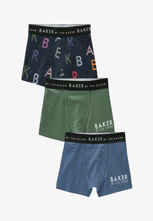 Drie paar boxershorts: donkerblauw met veelkleurige letters, groen met witte branding en lichtblauw met witte branding. Allemaal hebben ze zwarte elastieken.