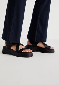 RAIA - Platåsandaler - black