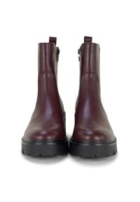 Donkerrode leren enkellaarsjes met een gladde afwerking, ronde neus en stevige zwarte rubberen zool. Voorzien van een hieltreklipje en een rits aan de zijkant.