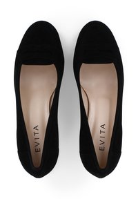 Ballerines en daim noir avec un bout arrondi, dotées d'un nœud décoratif et d'une doublure beige douce. Détails de couture simples sur la tige.