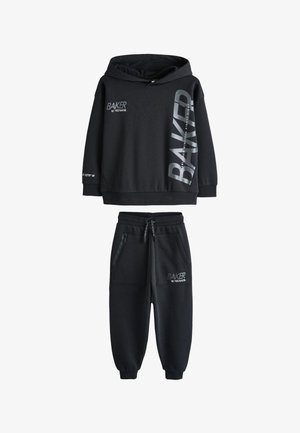 Sort hættetrøje og matchende joggersæt med "Baker by Ted Baker" tekst og reflekterende logodetaljer.