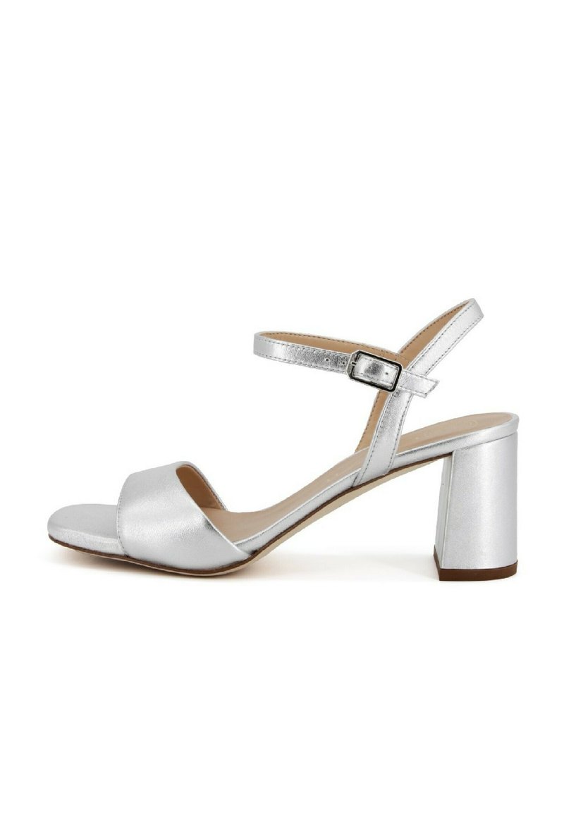 Sandalo argentato con tacco alto e finitura metallica, punta aperta, fascia larga, cinturino alla caviglia regolabile e tacco a blocco. Tessuto liscio su tutta la superficie.