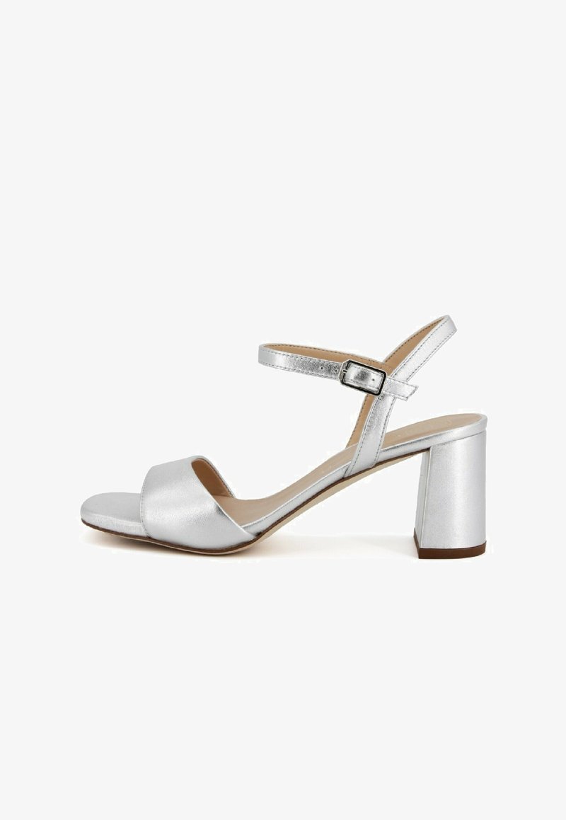 Sandalo argentato con tacco alto e finitura metallica, punta aperta, fascia larga, cinturino alla caviglia regolabile e tacco a blocco. Tessuto liscio su tutta la superficie.