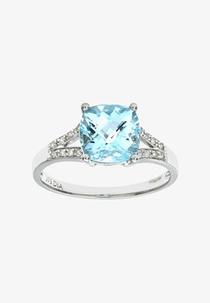 Srebrny pierścionek z dużym, poduszkowym, jasnoniebieskim kamieniem szlachetnym, ozdobiony małymi diamentami na obrączce i polerowanym wykończeniem.