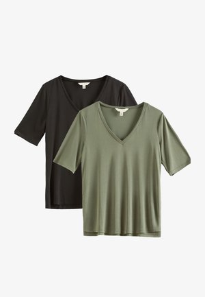 Zwei kurzärmelige V-Ausschnitt T-Shirts aus Baumwollmischung, eines olivgrün und eines schwarz, auf weißem Hintergrund präsentiert.