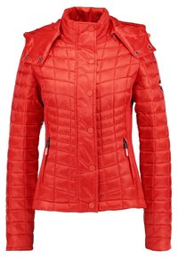 Veste matelassée rouge avec col montant, boutons-pression sur le devant, poches latérales zippées et rabats d'épaule amovibles avec fermetures à pression.