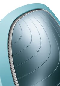 Et buet, turkis produkt med en glat metallisk overflade med subtile, buede linjer og en sølvfarvet lynlåsdetalje langs kanten.