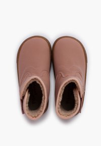 Lyserøde læderankelstøvler med en blød, fnugget foring og brune gummisåler. Har syede detaljer langs den øverste kant.