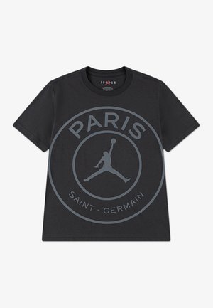 Camiseta de algodón negra con un gran logo en forma de círculo gris que lleva las palabras "PARIS" y "SAINT-GERMAIN", y una silueta de Jordan en el centro.