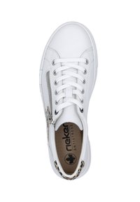 Baskets blanches avec un dessus en cuir lisse, fermeture à lacets, fermeture éclair sur le côté et accents en imprimé animal texturé sur le talon. Semelle intérieure anti-stress visible.