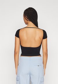 BDG Urban Outfitters ALICIA BACKLESS  - Marškinėliai su spaudiniu - black (as sample)