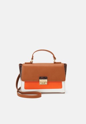 Bolso de cuero marrón con un diseño estructurado, acento naranja, base blanca y un cierre decorativo. Cuenta con una correa para el hombro desmontable.