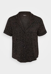 Crna majica kratkih rukava s uzorkom leoparda, džepom na prsima i dugmadi sprijeda. Mekana tekstura s opuštenim krojem.
