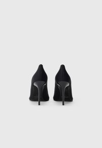 Pantofi negri cu toc înalt, cu o finisare din țesătură netedă și elegantă. Vârf ascuțit și toc subțire de tip stiletto. Design simplu, fără ornamentații.