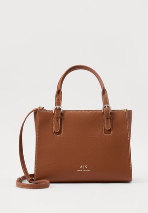 Sac à main en cuir marron Armani Exchange avec double poignée, bandoulière ajustable et détails de boucles argentées sur fond uni.